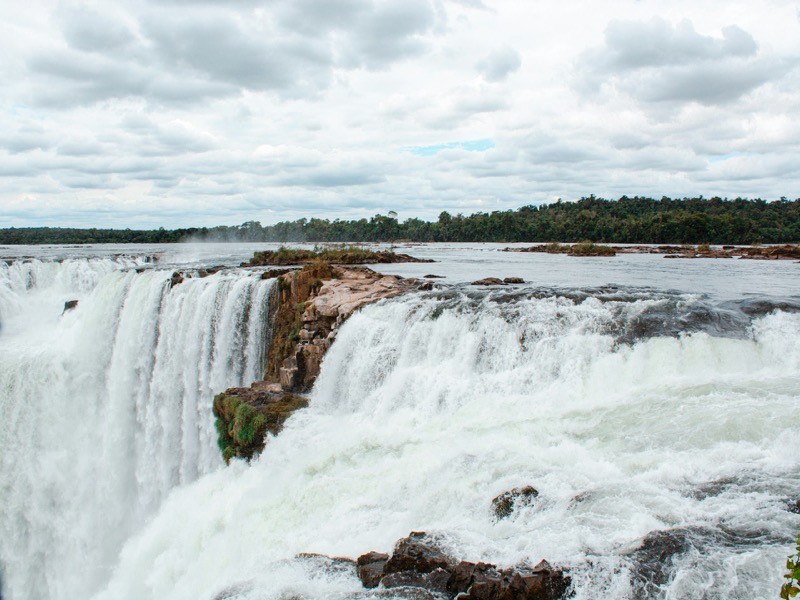 Vista panorámica de las Cataratas del Iguazú, lado argentino, Misiones, Argentina.