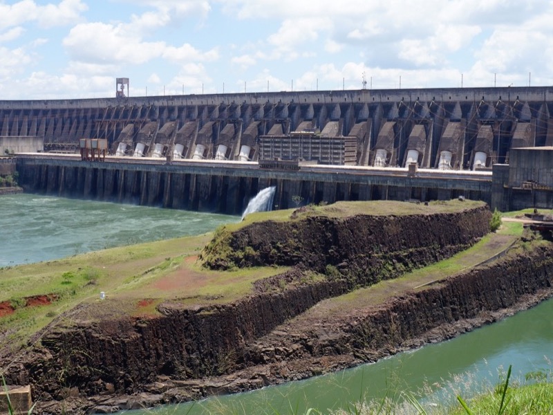 Vista aérea de la Represa de Itaipú, central hidroeléctrica en la frontera entre Brasil y Paraguay.