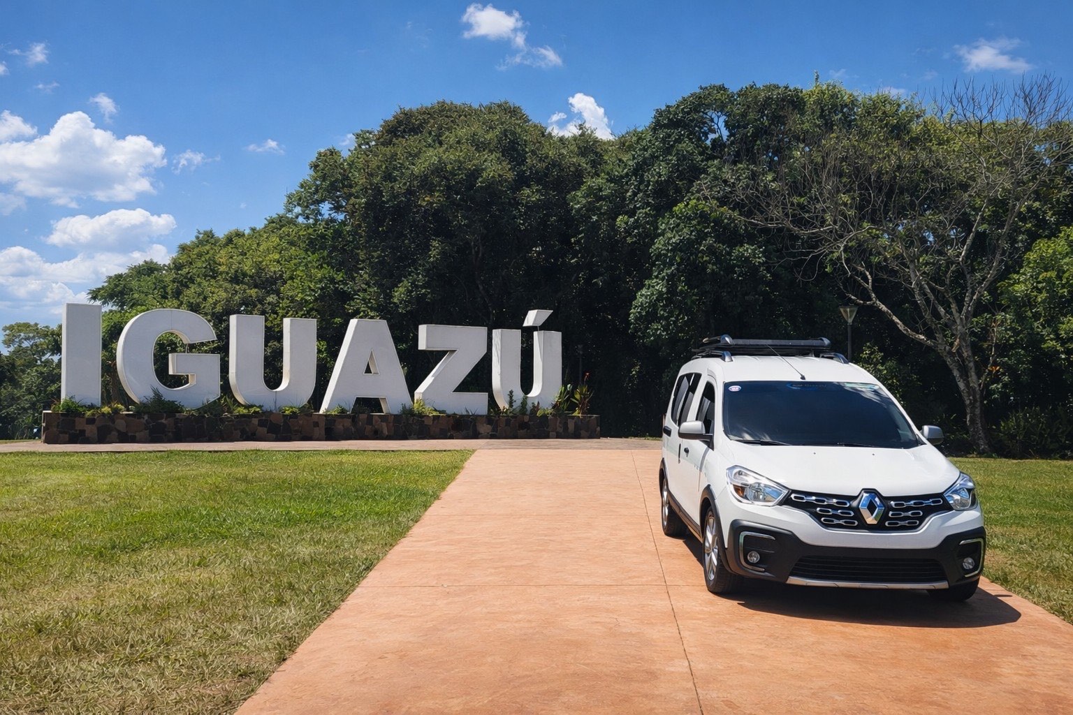 Vehículo premium Gabitour estacionado, equipado con aire acondicionado y WiFi para tours confortables