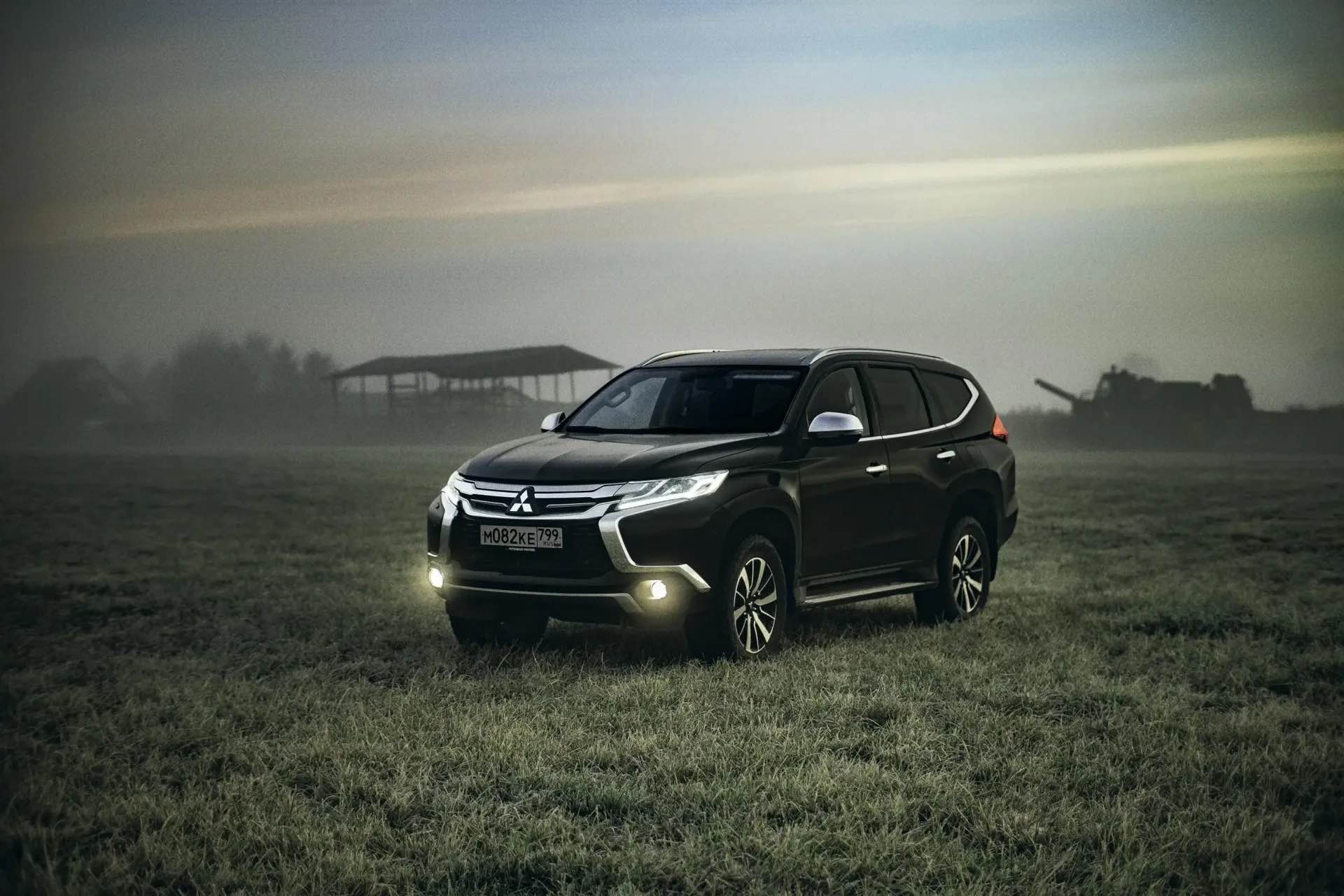 Vehículo premium Gabitour estacionado, equipado con aire acondicionado y WiFi para tours confortables