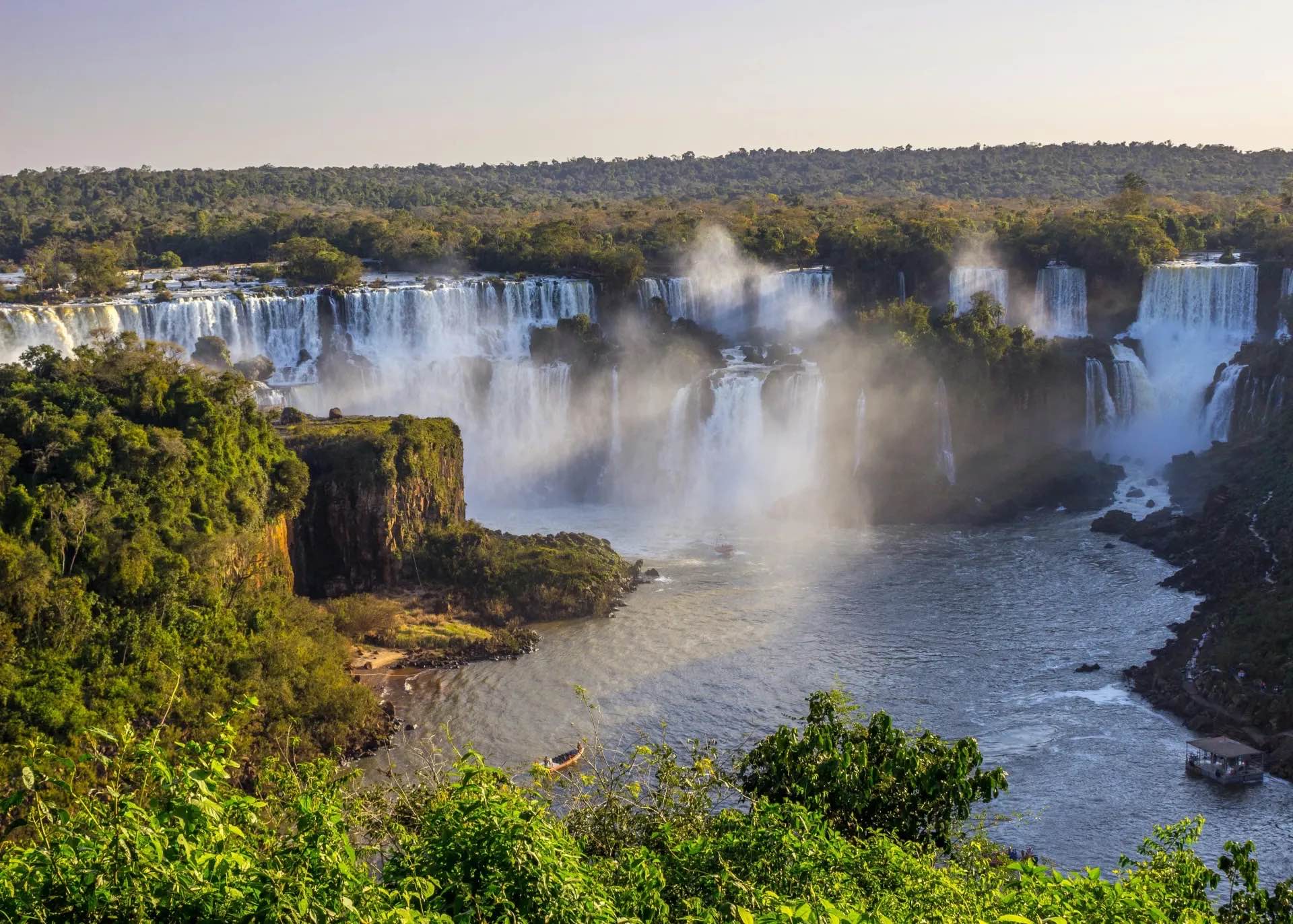 Vista panorámica de las majestuosas Cataratas del Iguazú rodeadas de selva verde